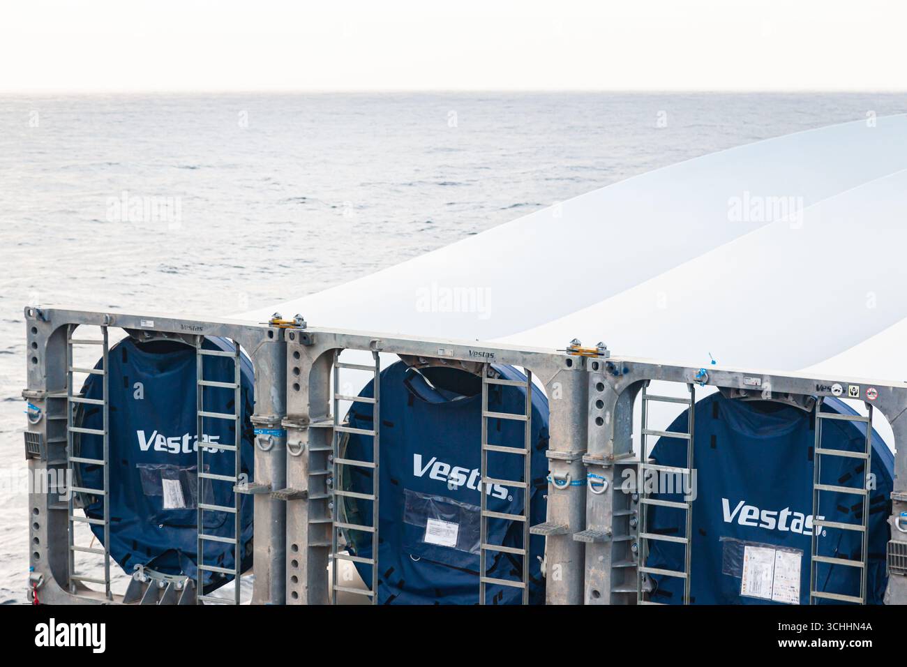 Oceano Atlantico - 10.09.2022 - trasporto di pale per turbine eoliche Vestas attraverso l'oceano su una nave da carico. Foto Stock
