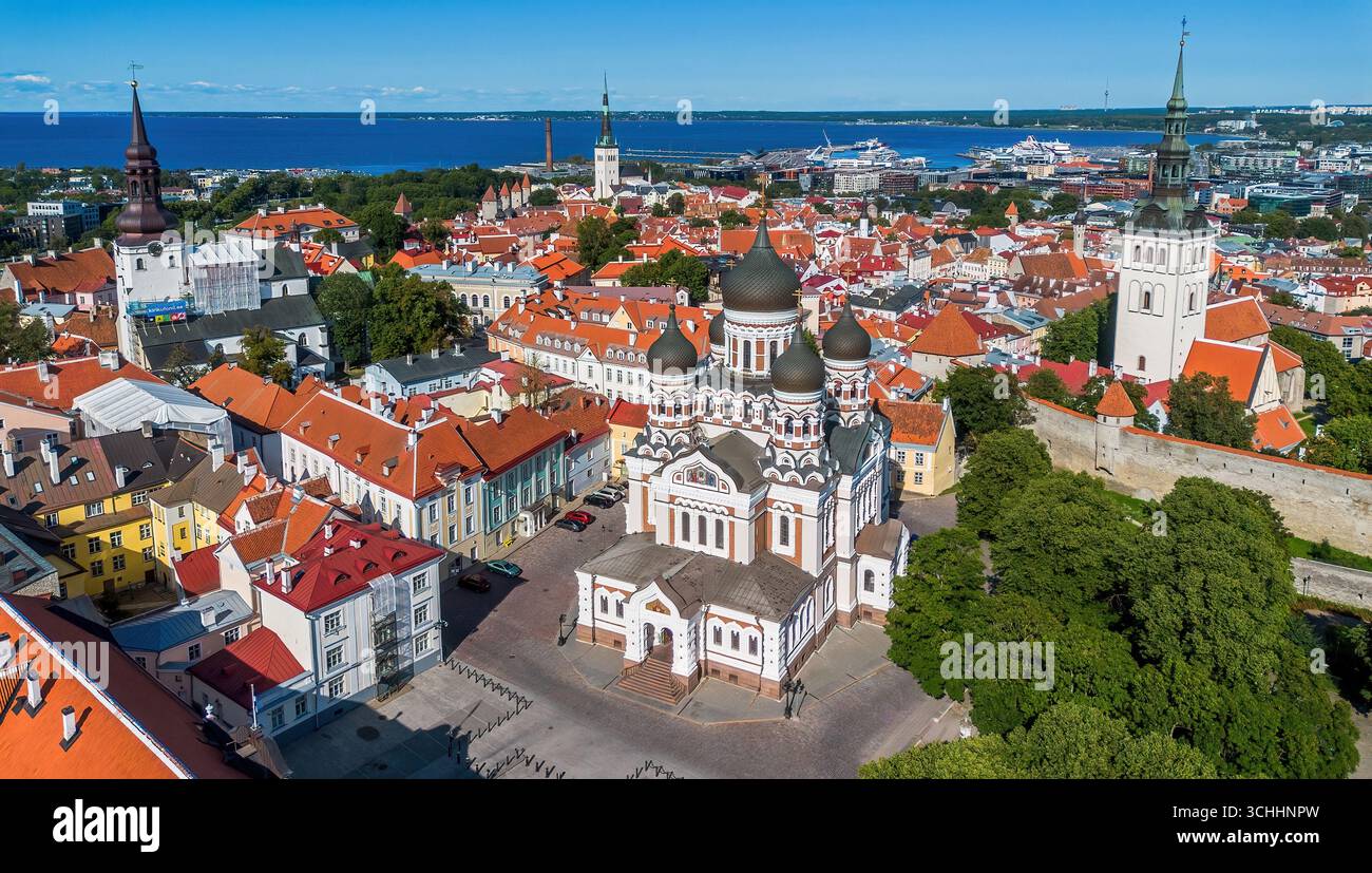Vista aerea della cattedrale Alexander Nevsky a Toompea sopra la città vecchia di Tallinn (Vanalinn), la capitale dell'Estonia, uno degli stati baltici Foto Stock