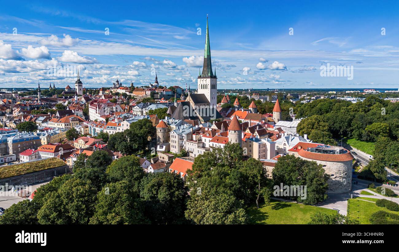 Vista aerea della città vecchia di Tallinn (Vanalinn), la capitale dell'Estonia, uno degli stati baltici Foto Stock