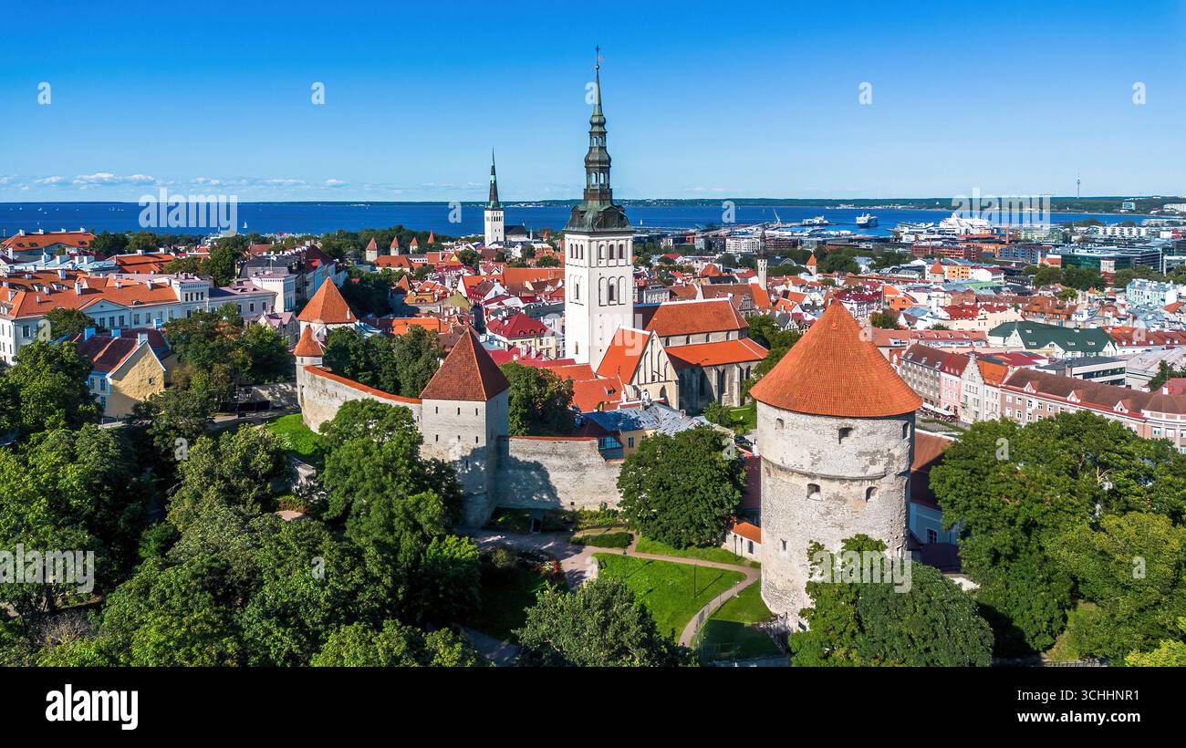 Vista aerea della Chiesa di San Nicola nella città vecchia di Tallinn (Vanalinn), la capitale dell'Estonia, uno degli stati baltici Foto Stock