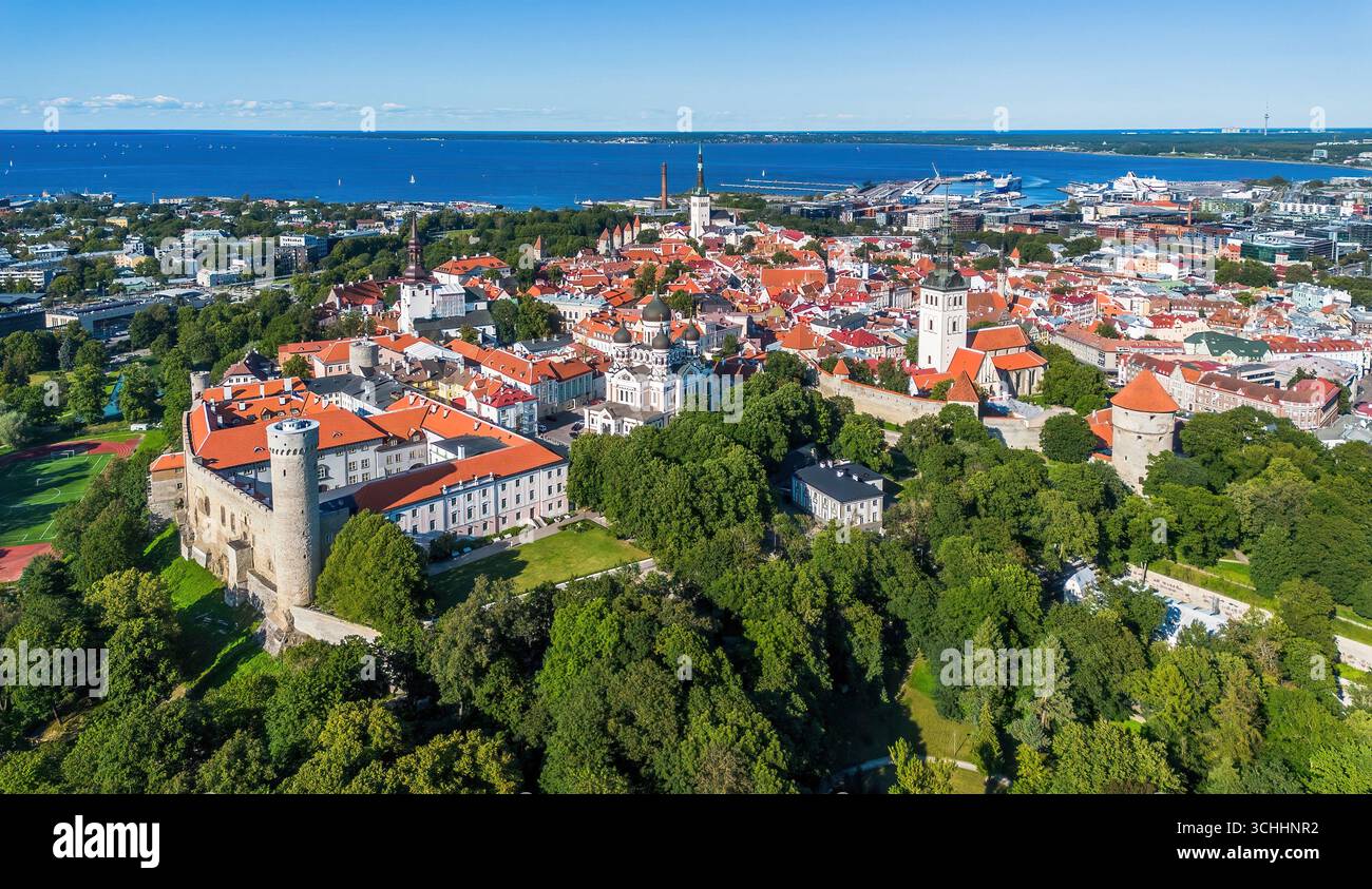 Vista aerea di Toompea nella città vecchia di Tallinn (Vanalinn), la capitale dell'Estonia, uno degli stati baltici Foto Stock