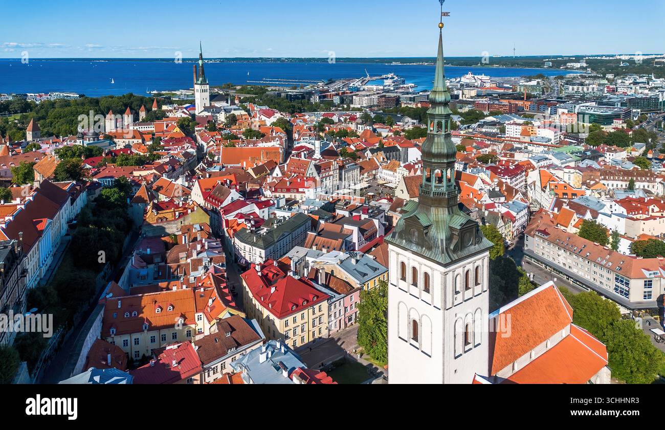 Vista aerea della Chiesa di San Nicola nella città vecchia di Tallinn (Vanalinn), la capitale dell'Estonia, uno degli stati baltici Foto Stock