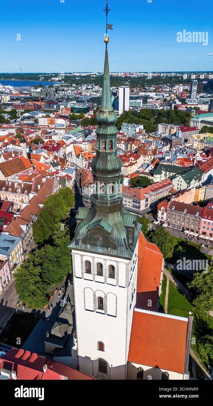 Vista aerea della guglia della chiesa di San Nicola nella città vecchia di Tallinn (Vanalinn), la capitale dell'Estonia, uno degli stati baltici Foto Stock