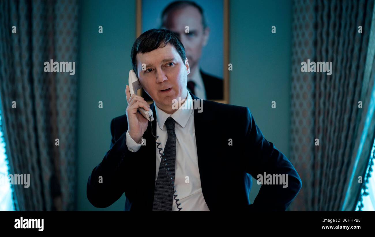 Il mago del Cremlino (2025) diretto da Olivier Assayas e interpretato da Tom Mercier nel ruolo di Vadim Baranov in questo dramma politico che esplora il potere, la propaganda e il funzionamento interiore dello stato russo sotto Vladimir Putin. Foto pubblicitarie SOLO PER USO EDITORIALE. Crediti: BFA / Carole Bethuel / Gaumont Foto Stock