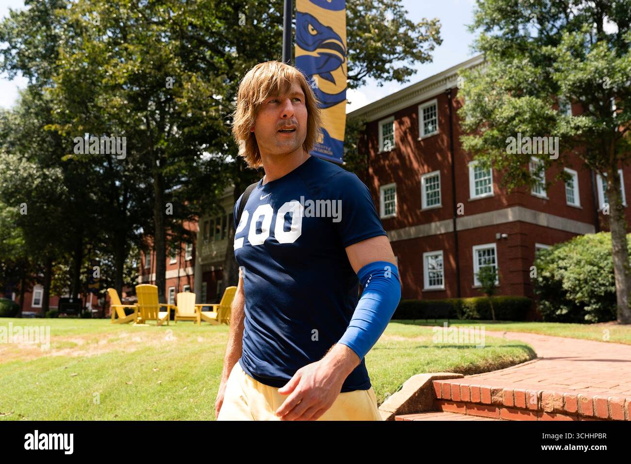 Chad Powers (2025-) è una serie televisiva con protagonista Glen Powell che segue un disonorato quarterback del college Russ Holliday, che si traveste da Chad Powers e tenta di entrare in una squadra di football del sud in difficoltà per far rivivere la sua carriera. Foto pubblicitarie della stagione 1 SOLO PER USO EDITORIALE. Crediti: BFA / Daniel Delgado / Hulu Foto Stock