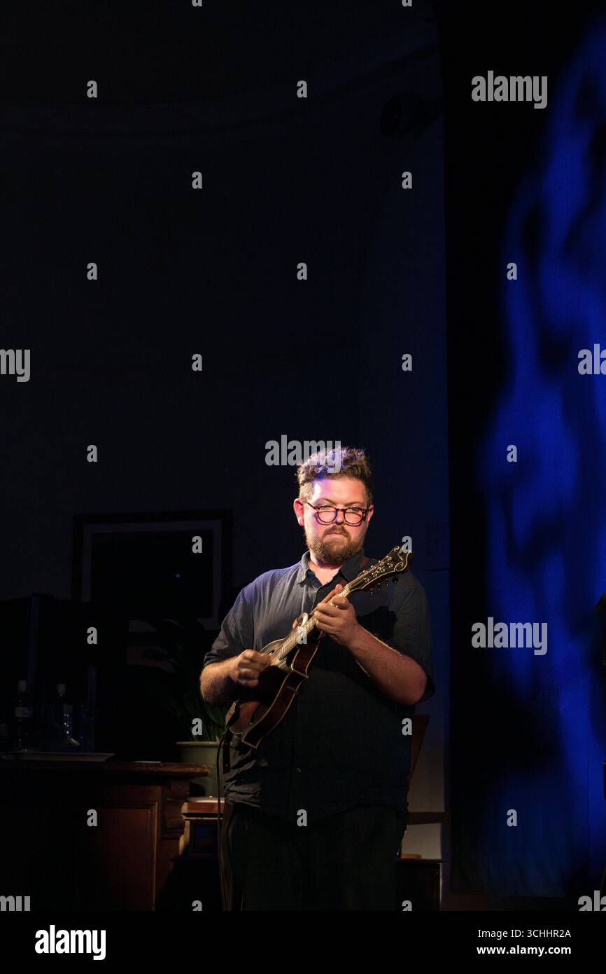 Tom Kimber, musicista, che suona con Taradiddle, un trio di musica folk svizzero Foto Stock