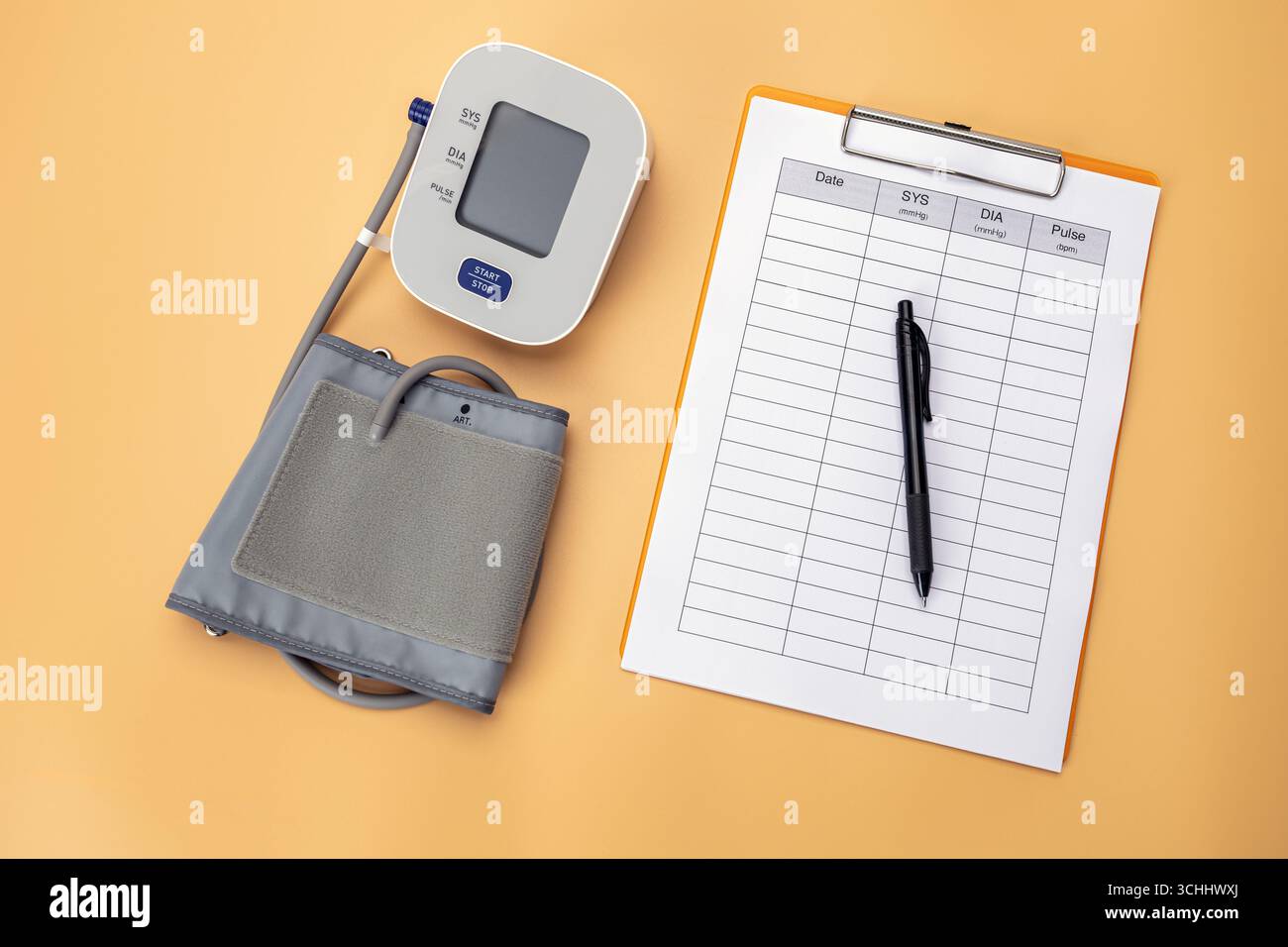 Sul piano d'esame viene posizionato un misuratore della pressione sanguigna con un pad di registrazione dati e una penna, a dimostrazione che si tratta di una pratica di autocura registrando la guarigione quotidiana Foto Stock