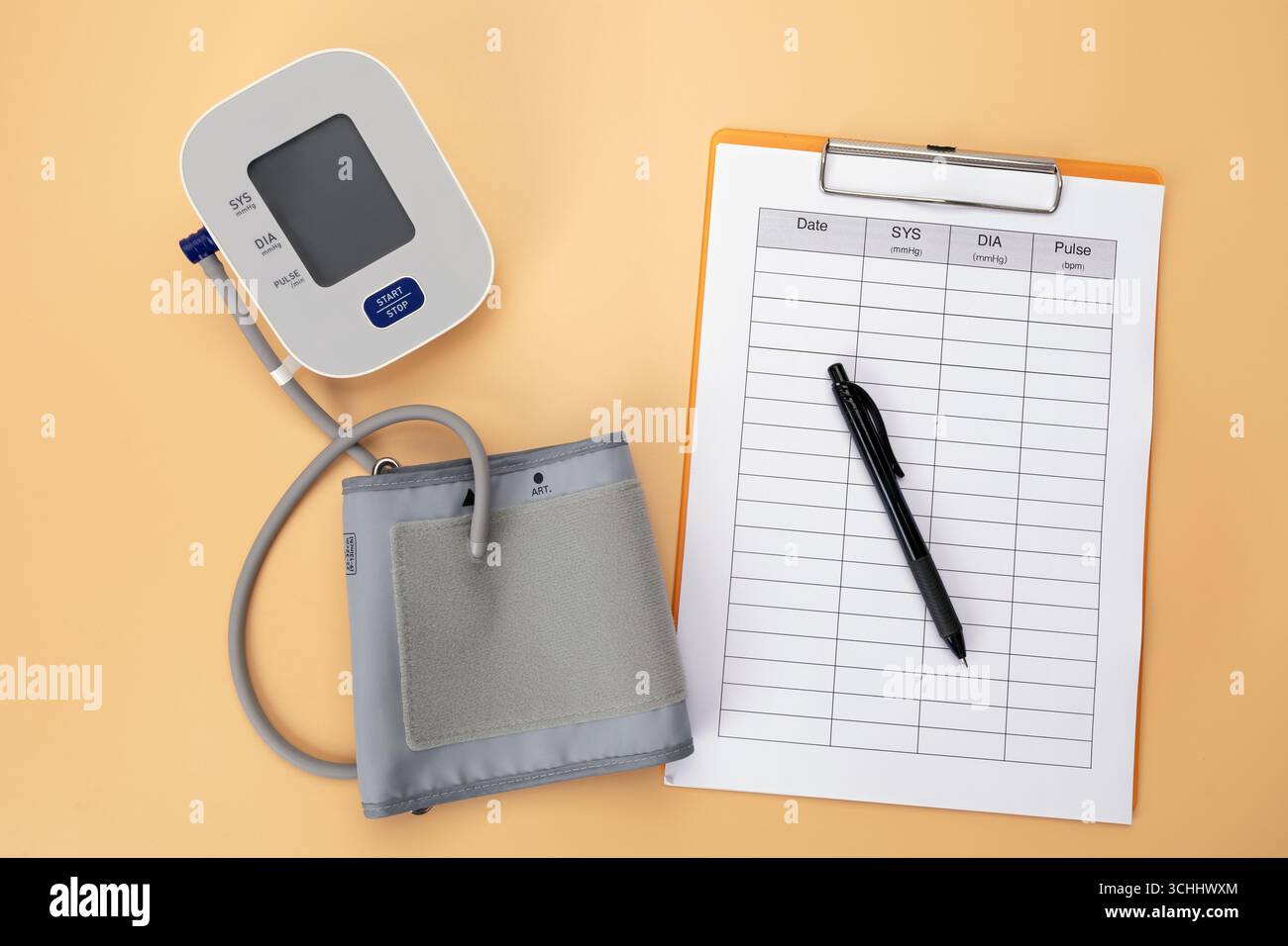 Sul piano d'esame viene posizionato un misuratore della pressione sanguigna con un pad di registrazione dati e una penna, a dimostrazione che si tratta di una pratica di autocura registrando la guarigione quotidiana Foto Stock