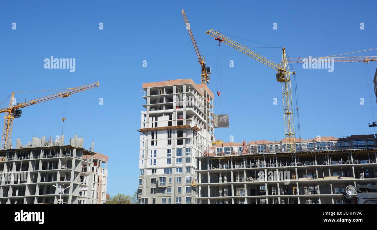 Costruzione di gru. La crescita delle costruzioni edili e il concetto di crescita globale del pil e dell'industria edile Foto Stock
