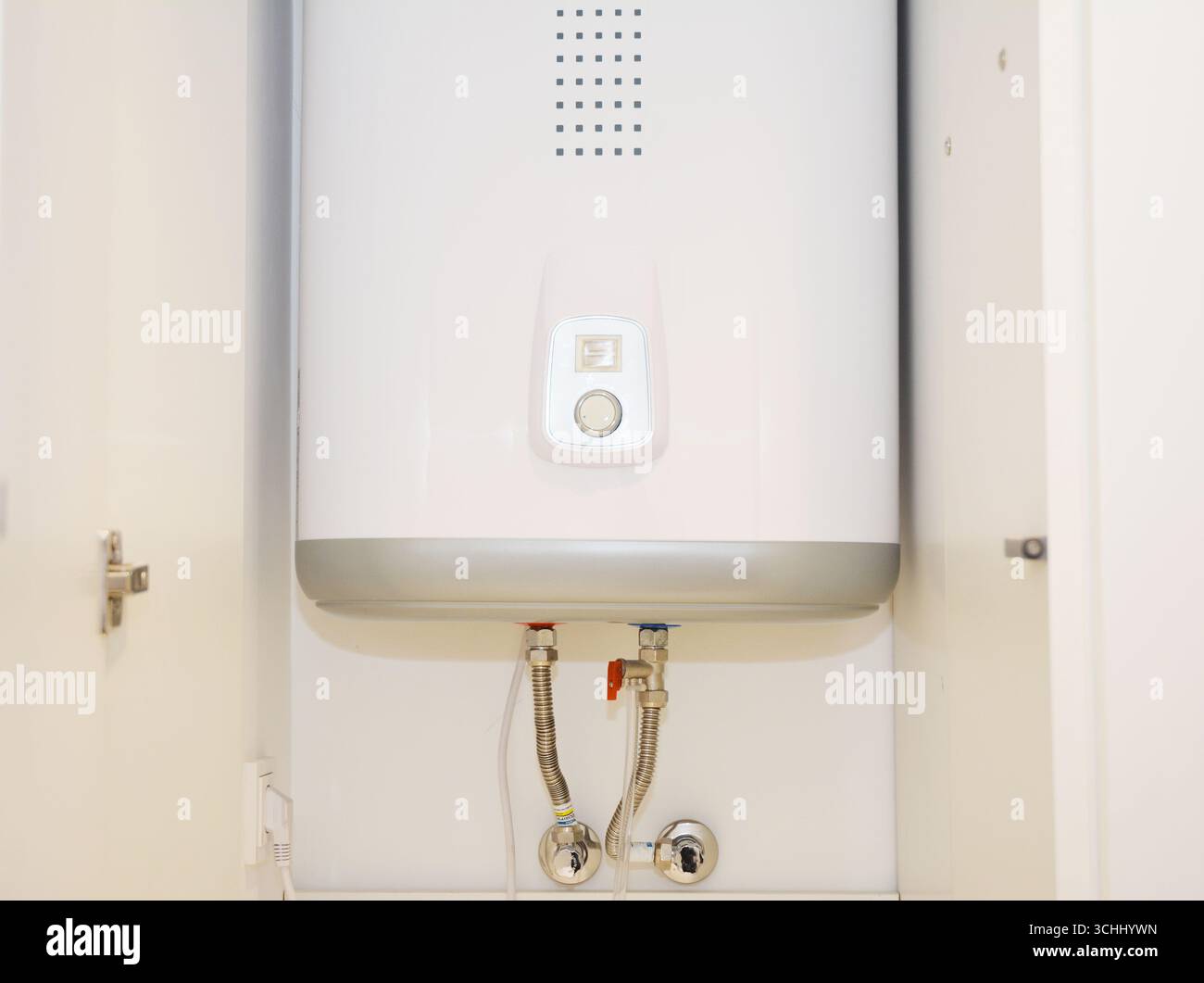 Caldaia a condensazione, caldaia combinata per riscaldamento domestico. Forniture per caldaie a gas e caldaie Foto Stock