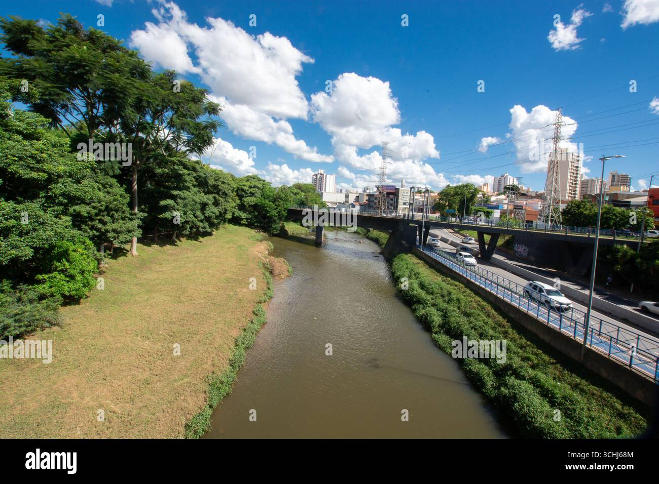 Alla scoperta delle sponde del fiume Sorocaba a Sorocaba, San Paolo, Brasile, con paesaggi naturali, paesaggi fluviali, e dintorni urbani. Foto Stock