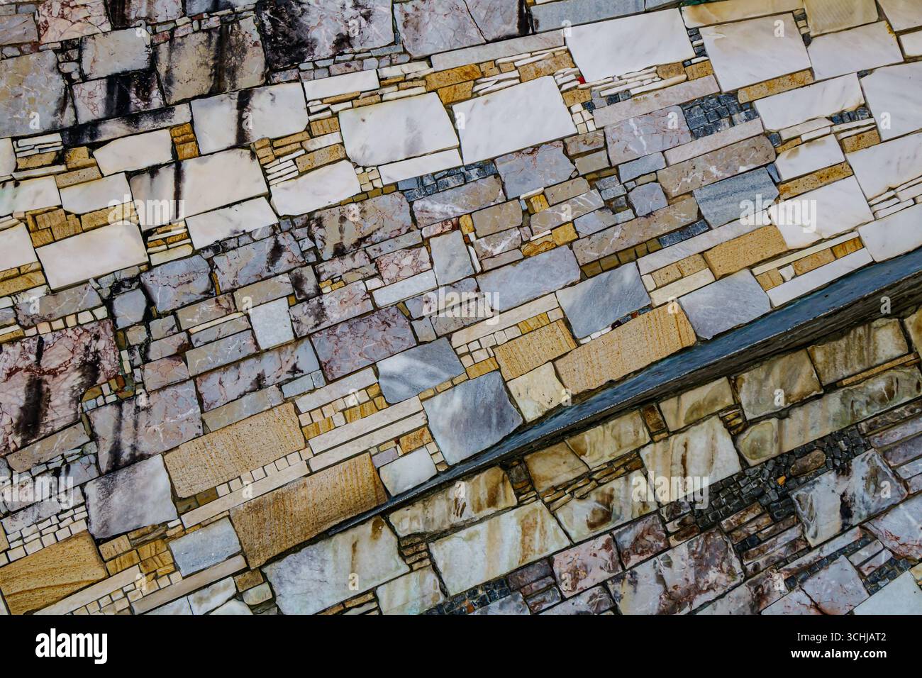 Un'accattivante esposizione di varie piastrelle in pietra, che fondono colori e tessuti diversi, il design degli artisti enfatizza l'estetica urbana contemporanea in un Foto Stock