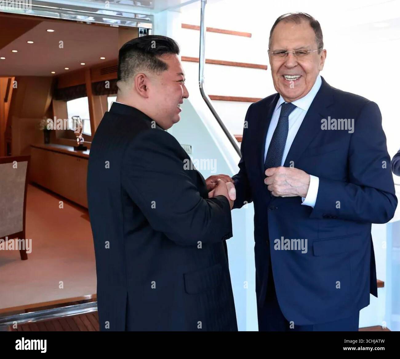 KIM JONG-un, dittatore nordcoreano, a sinistra, con il ministro degli Esteri russo Sergei Lavrov a Pechino, settembre 2025. Foto Stock