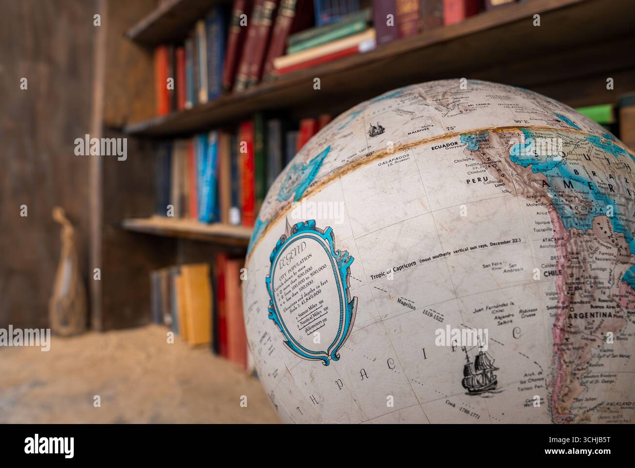 Primo piano del Globe Vintage con Libreria e bottiglia decorativa Foto Stock