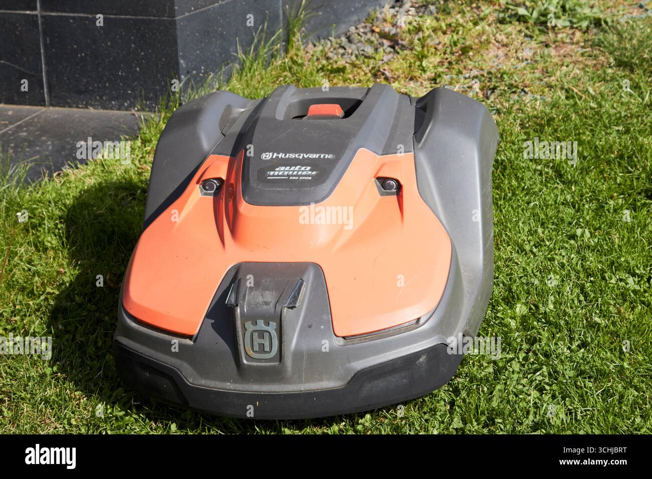 robot rasaerba husqvarna contea di antrim irlanda del nord regno unito Foto Stock