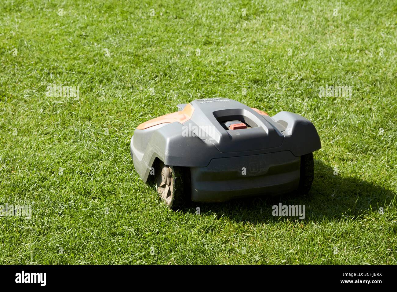 robot rasaerba husqvarna contea di antrim irlanda del nord regno unito Foto Stock