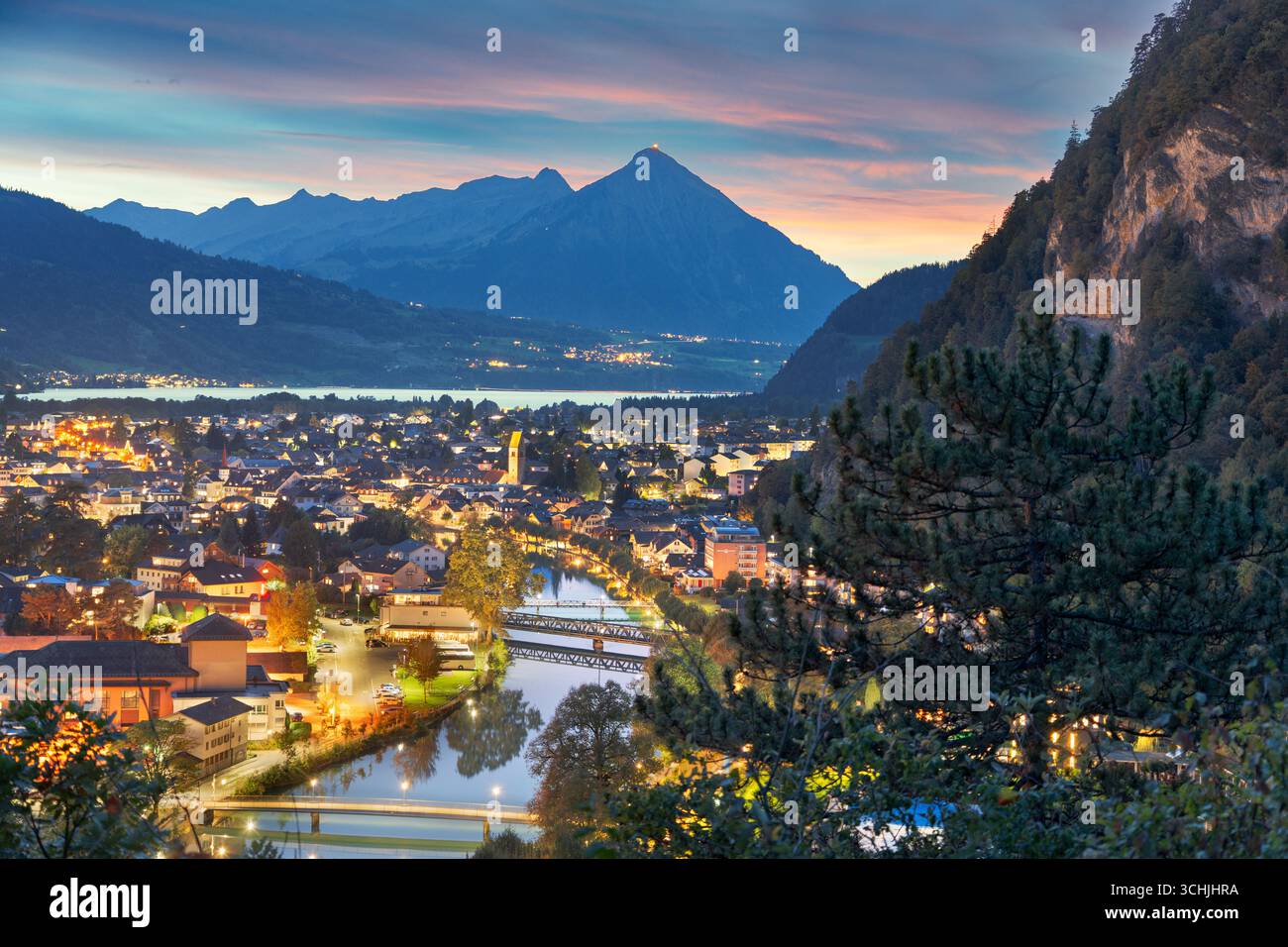 Unterseen, Svizzera affacciata sul fiume Aare al tramonto. Foto Stock