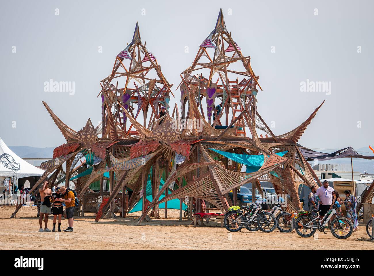 Installazione artistica in legno con disegni a guglia a Burning Man 2025 Foto Stock