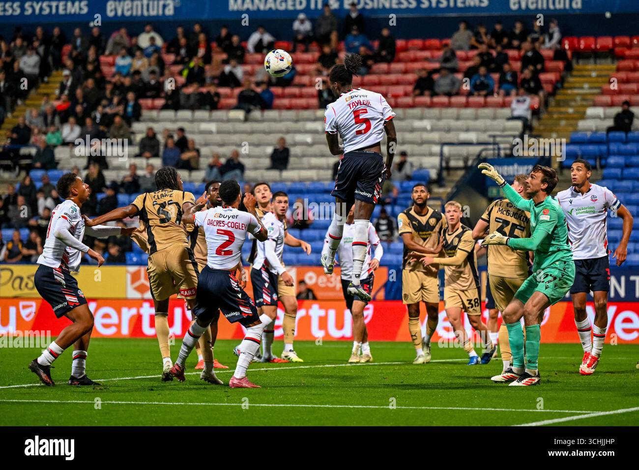 Richard Taylor di Bolton Wanderers fa un'autorizzazione alla testa durante la partita del Vertu Trophy Bolton Wanderers vs Rotherham United al Toughsheet Community Stadium, Bolton, Regno Unito, 2 settembre 2025 (foto di Adam Gee/News Images) Foto Stock