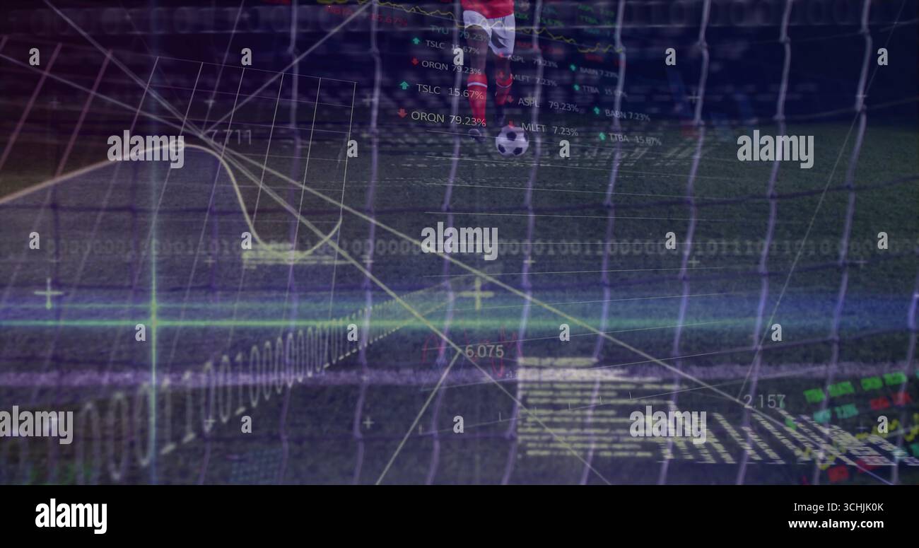 Calciare il calciatore con una maglia rossa che guida la palla verso la rete porta sul campo, con sovrapposizioni di dati Foto Stock