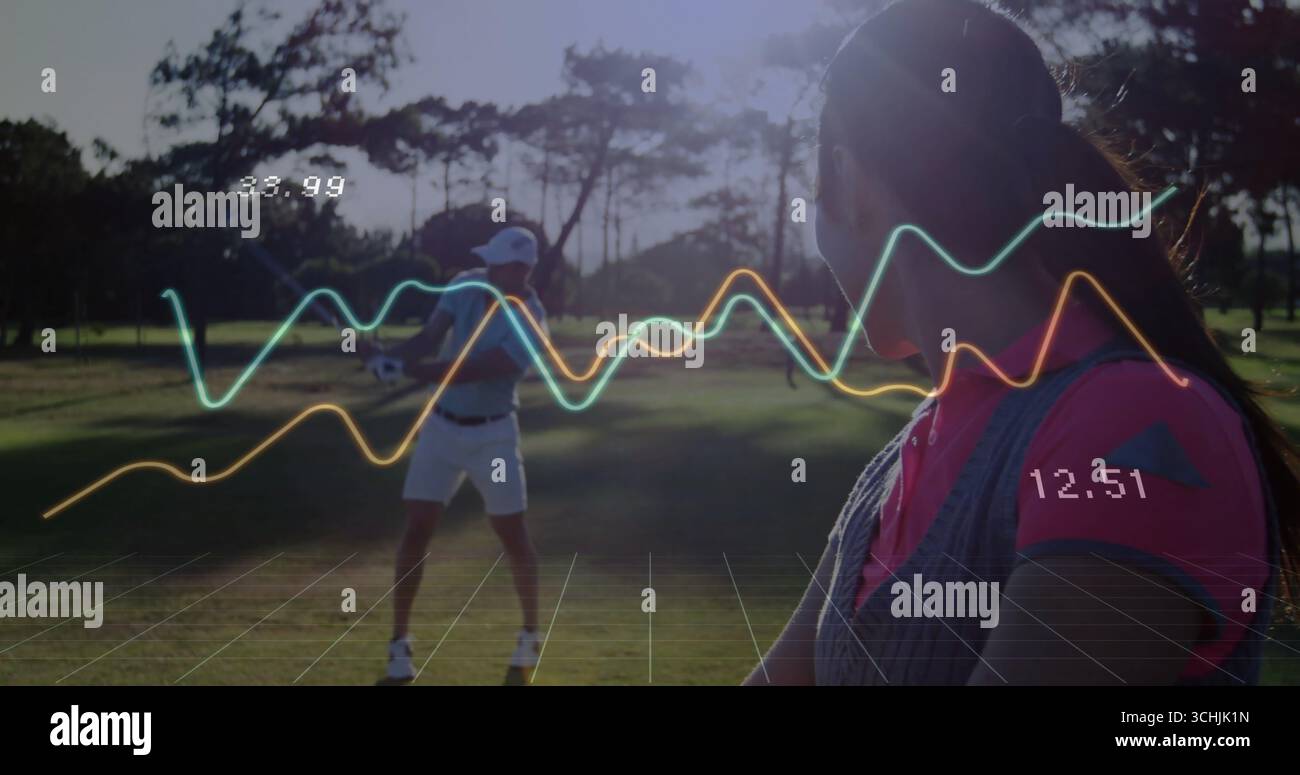 Golfista donna in polo rosa che guarda il partner che gioca sul campo, sovrapposizione di dati analitici Foto Stock