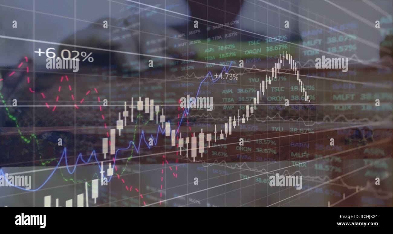 Visualizzazione della sovrapposizione dei dati di mercato sulla scrivania dell'ufficio, con tastiera per laptop ed etichette percentuali Foto Stock