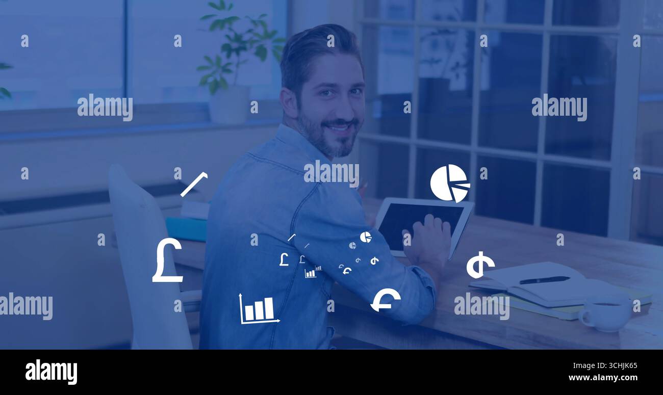 Uomo rivestito di jeans che tiene un tablet digitale tornando in ufficio, con una penna per notebook e una tazza di caffè Foto Stock