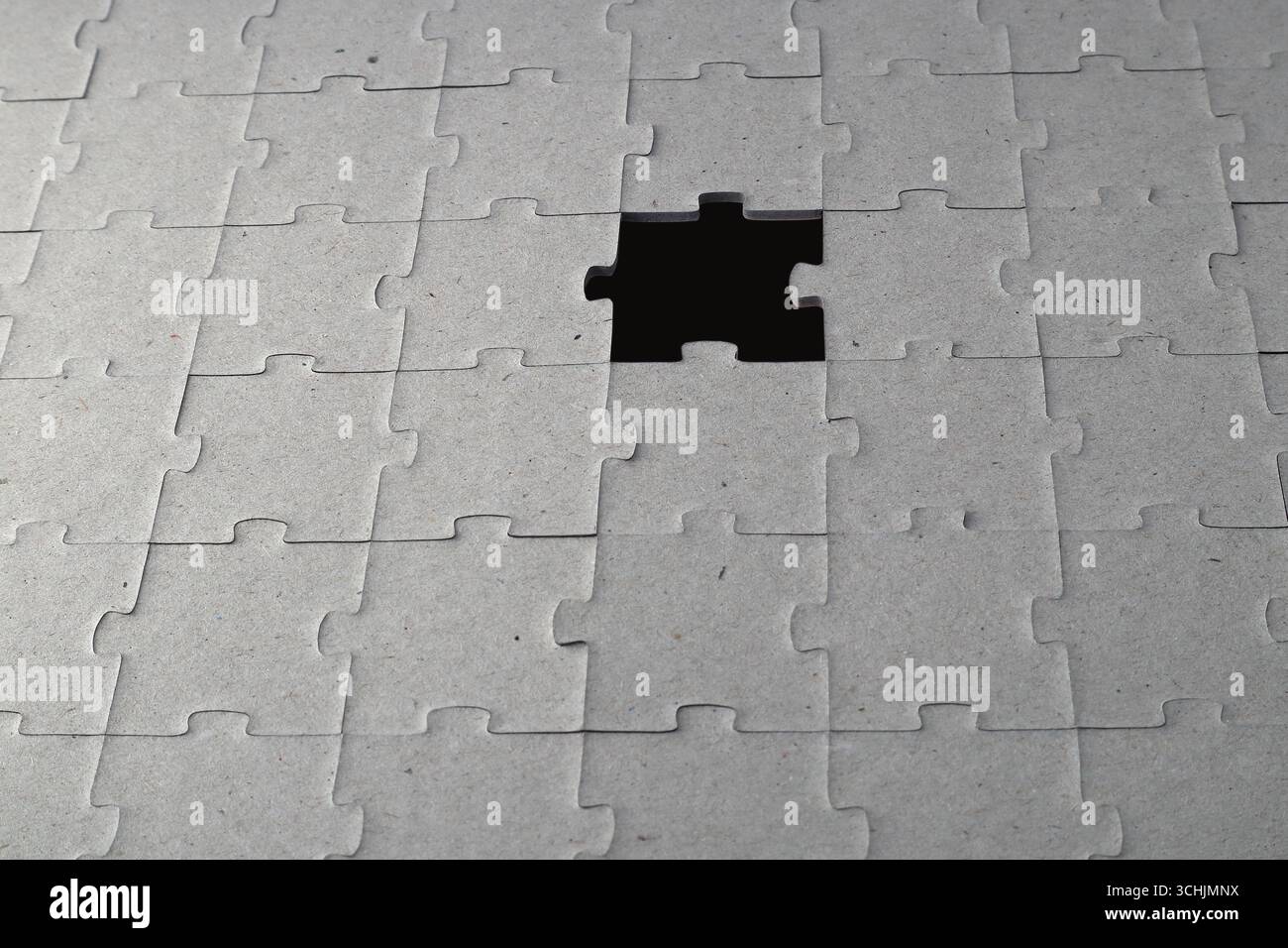 Un buco nero nel puzzle. Concetto di pensiero profondo o astronomia. Foto Stock