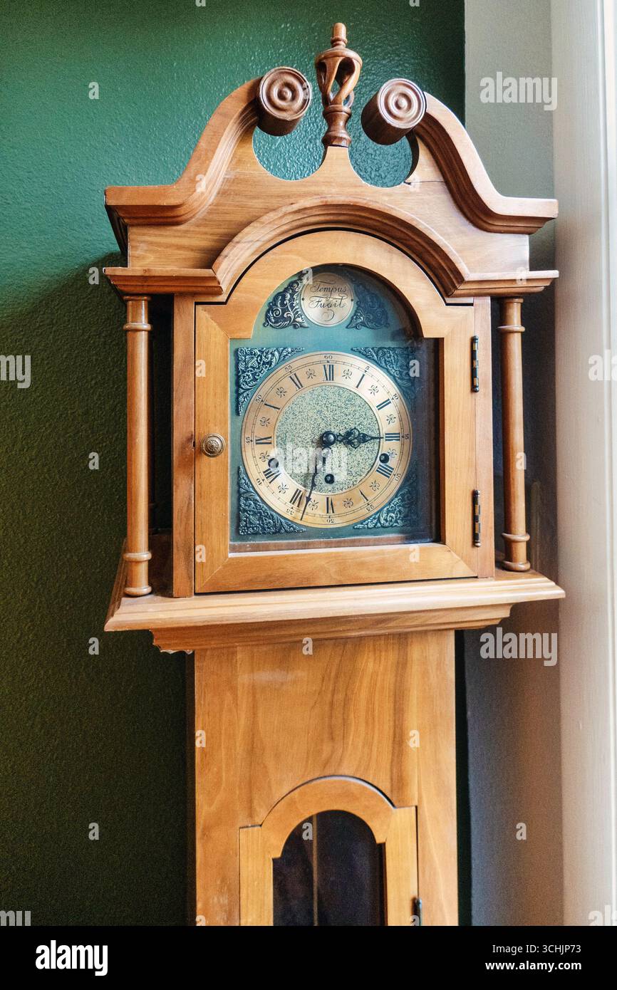 Orologio a nonno in legno vintage e ornato, realizzato a mano da un maestro falegname degli Stati Uniti Foto Stock