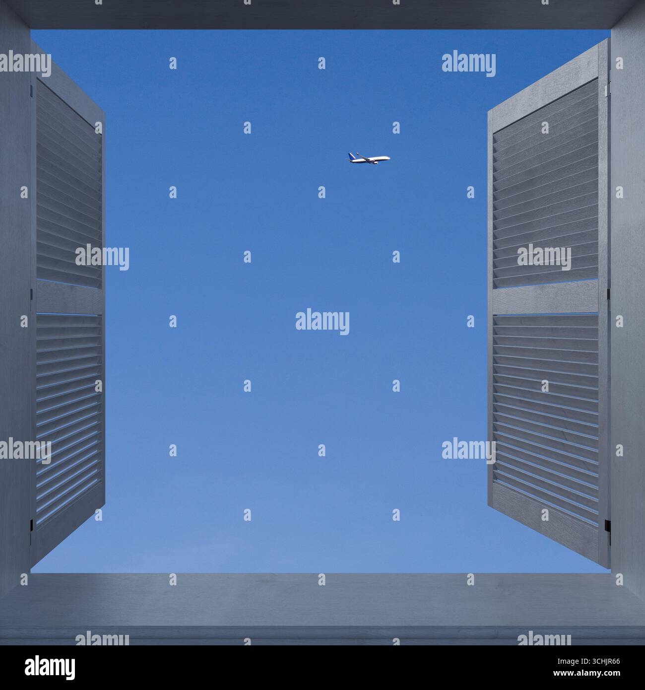Persiane aperte in legno che incorniciano il cielo azzurro con un aereo che vola sopra, concetto di viaggio minimo, libertà, vacanza e ispirazione per l'avventura. Foto Stock