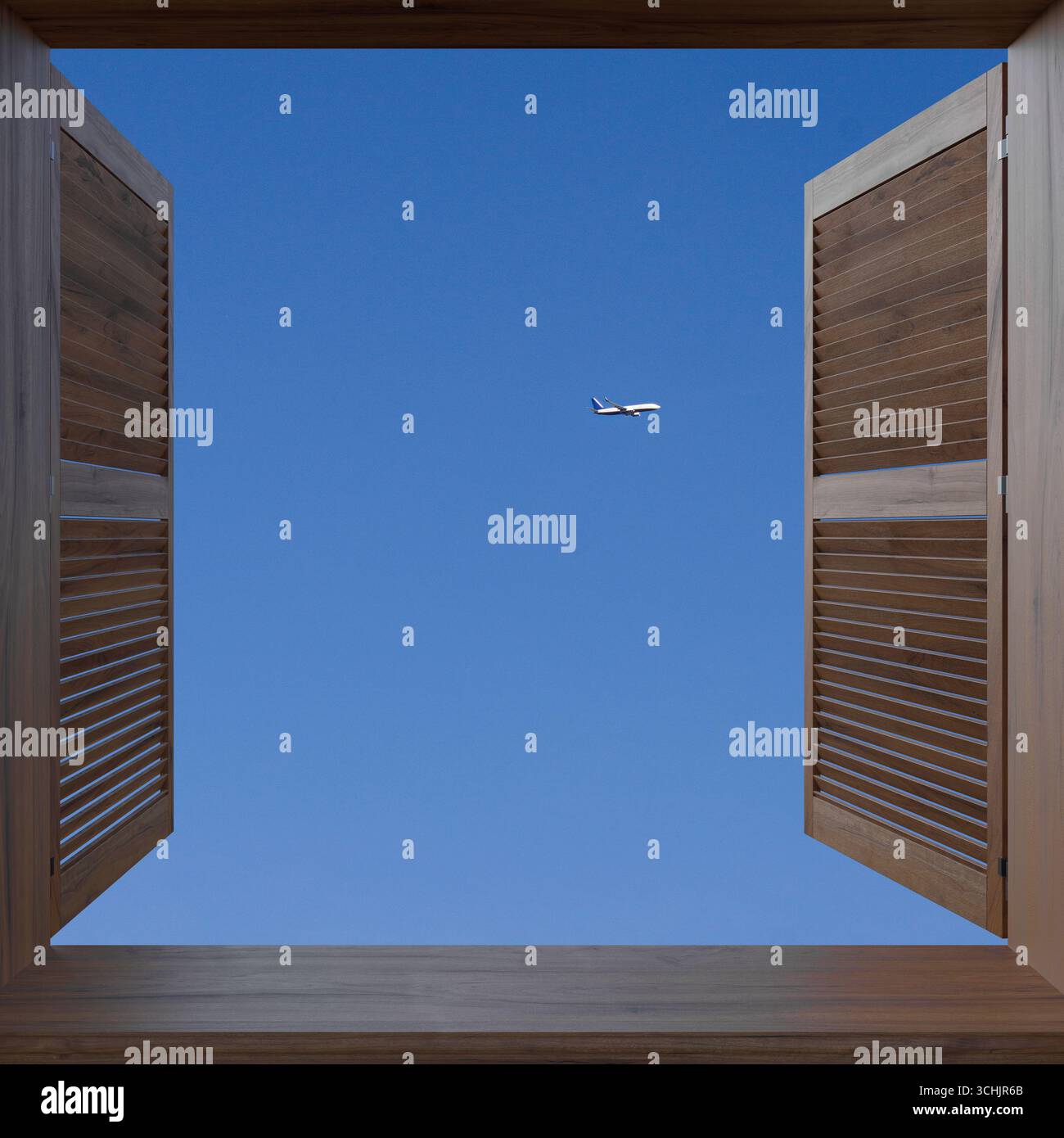 Persiane aperte in legno che incorniciano il cielo azzurro con un aereo che vola sopra, concetto di viaggio minimo, libertà, vacanza e ispirazione per l'avventura. Foto Stock