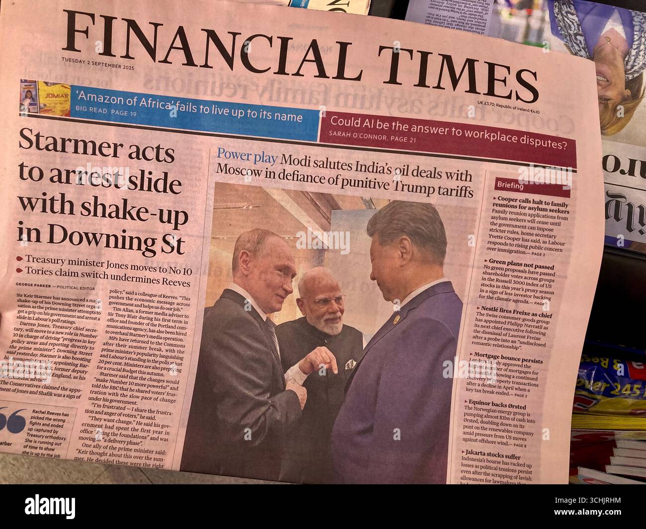 Secondo il giornale britannico modi saluta gli accordi petroliferi indiani con Mosca, in contrasto con le tariffe Trump punitive Foto Stock