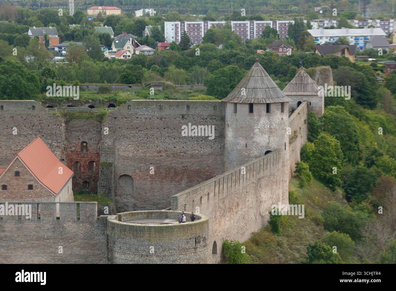 Castello di Ivangorod in russo, che sorge sul fiume Narva e si affaccia sulla città estone di Narva. Il confine internazionale corre lungo il centro del fiume, segnando la linea in cui la NATO e l'Unione europea incontrano la Federazione russa. Anna Watson/Alamy Foto Stock