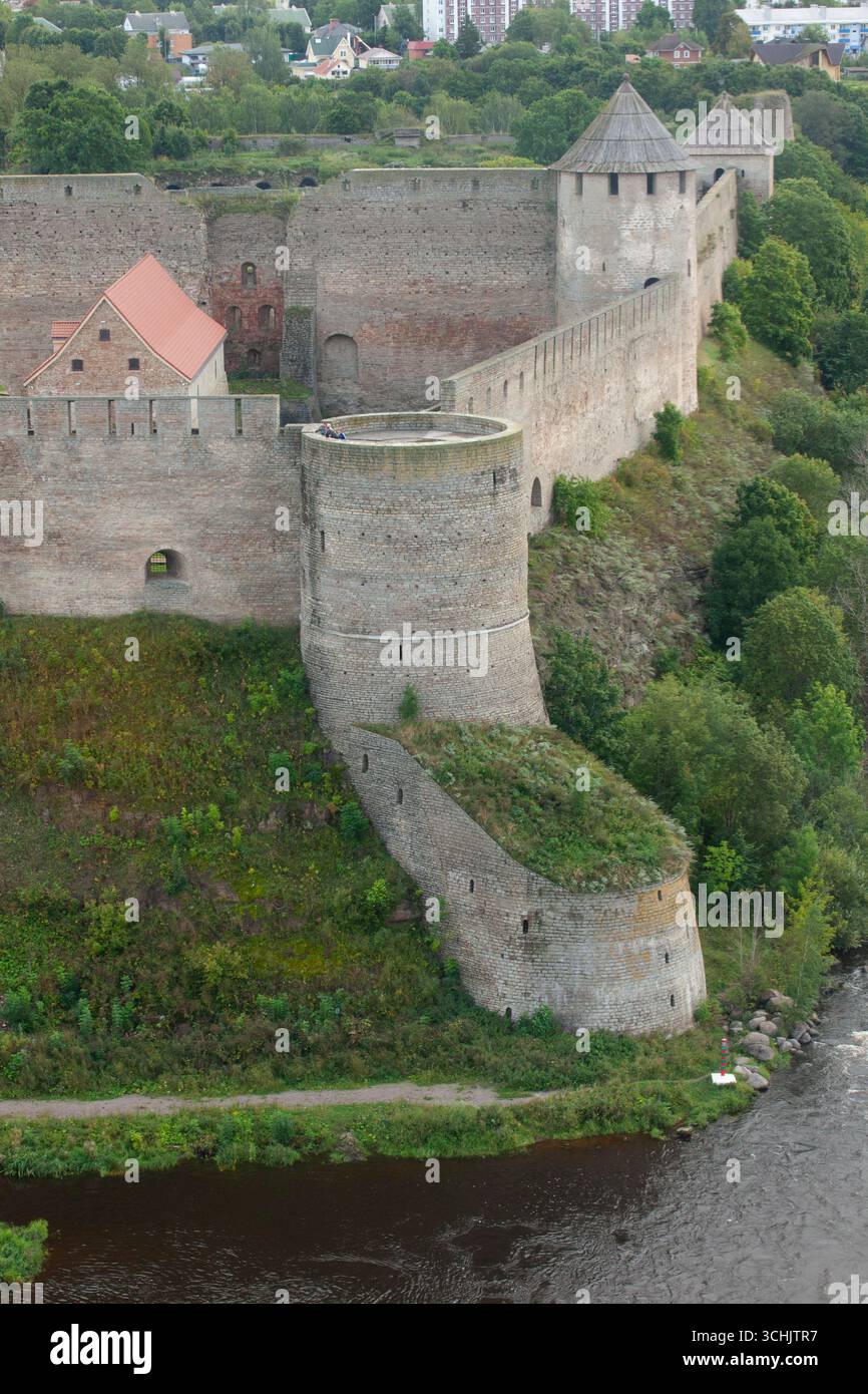 Castello di Ivangorod in russo, che sorge sul fiume Narva e si affaccia sulla città estone di Narva. Il confine internazionale corre lungo il centro del fiume, segnando la linea in cui la NATO e l'Unione europea incontrano la Federazione russa. Anna Watson/Alamy Foto Stock