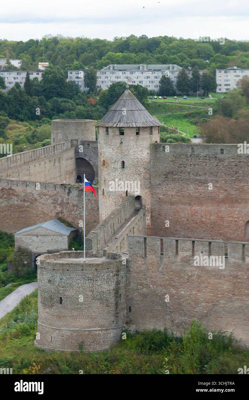 Castello di Ivangorod in russo, che sorge sul fiume Narva e si affaccia sulla città estone di Narva. Il confine internazionale corre lungo il centro del fiume, segnando la linea in cui la NATO e l'Unione europea incontrano la Federazione russa. Anna Watson/Alamy Foto Stock
