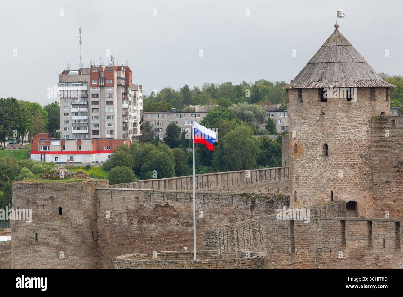 Castello di Ivangorod in russo, che sorge sul fiume Narva e si affaccia sulla città estone di Narva. Il confine internazionale corre lungo il centro del fiume, segnando la linea in cui la NATO e l'Unione europea incontrano la Federazione russa. Anna Watson/Alamy Foto Stock