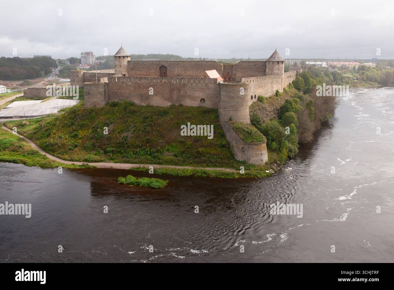 Castello di Ivangorod in russo, che sorge sul fiume Narva e si affaccia sulla città estone di Narva. Il confine internazionale corre lungo il centro del fiume, segnando la linea in cui la NATO e l'Unione europea incontrano la Federazione russa. Anna Watson/Alamy Foto Stock
