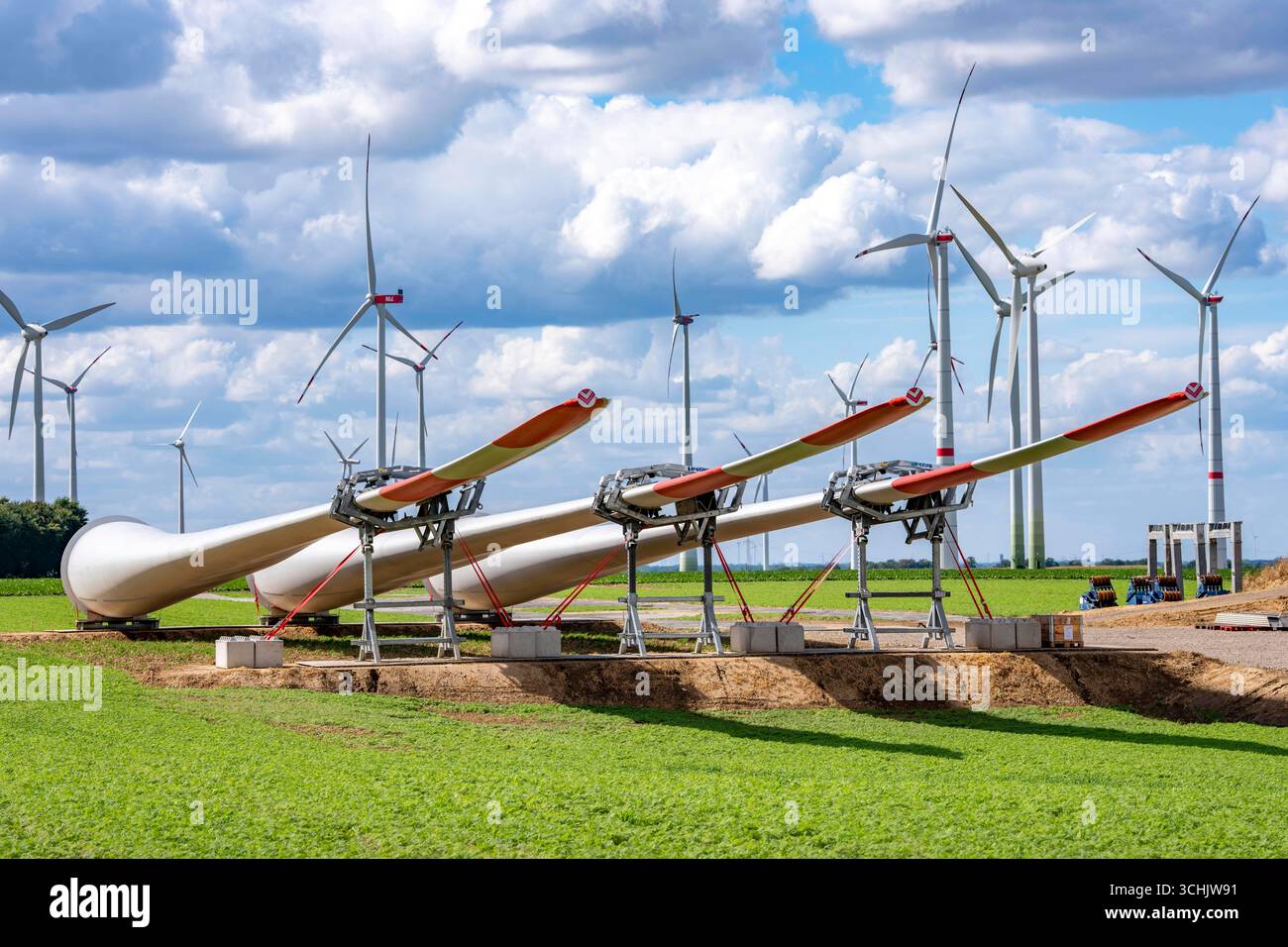 Baustelle für die Erweiterung des Windpark Lövenich, im Rheinischen Braunkohlerevier, östlich von Erkelenz, 4 Vestas V162 Windenergieanlagen mit einer Leistung von 5,6 MW werden neu gebaut, NRW, Deutschland Windpark *** cantiere per l'espansione del parco eolico di Lövenich, nella zona mineraria di lignite renana, a est di Erkelenz, 4 MW, con una capacità eolica di 5,6 MW, Vestas Foto Stock