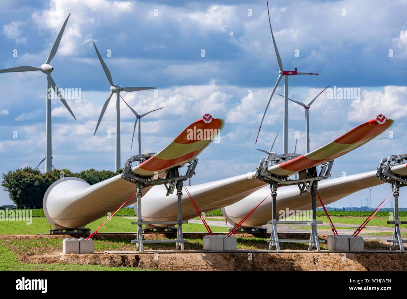 Baustelle für die Erweiterung des Windpark Lövenich, im Rheinischen Braunkohlerevier, östlich von Erkelenz, 4 Vestas V162 Windenergieanlagen mit einer Leistung von 5,6 MW werden neu gebaut, NRW, Deutschland Windpark *** cantiere per l'espansione del parco eolico di Lövenich, nella zona mineraria di lignite renana, a est di Erkelenz, 4 MW, con una capacità eolica di 5,6 MW, Vestas Foto Stock