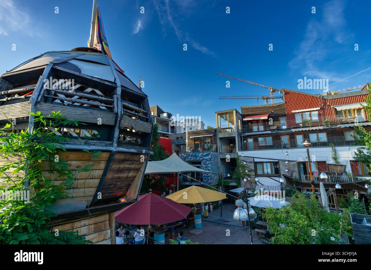 Vista estiva del villaggio creativo Holzmarkt e dello spazio urbano di Berlino dall'alto Foto Stock