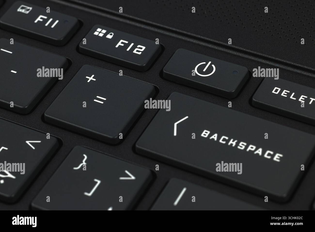 Primo piano e visualizzazione completa di una moderna tastiera per computer Foto Stock
