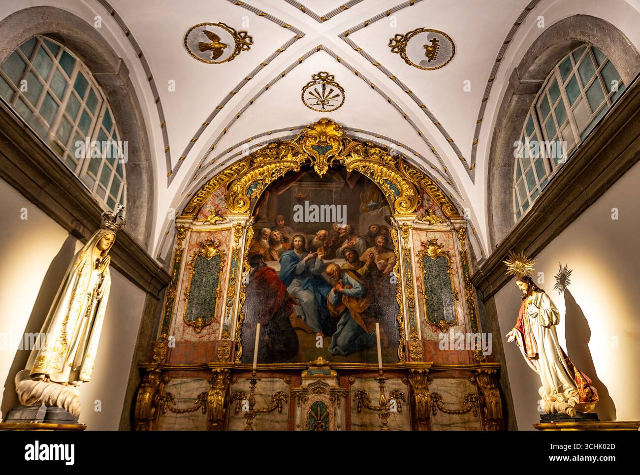 Veduta della Cappella del Santissimo Sacramento e dell'ultima cena del XVIII secolo nella Chiesa di nostra Signora dell'assunzione, Cascais, Portug Foto Stock