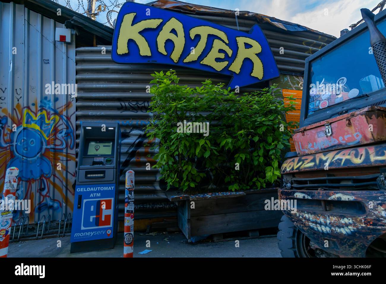 Colorato cartello KATER fuori dal luogo culturale di Holzmarkt, che promuove il famoso club di Berlino Kater Holzig. Foto Stock