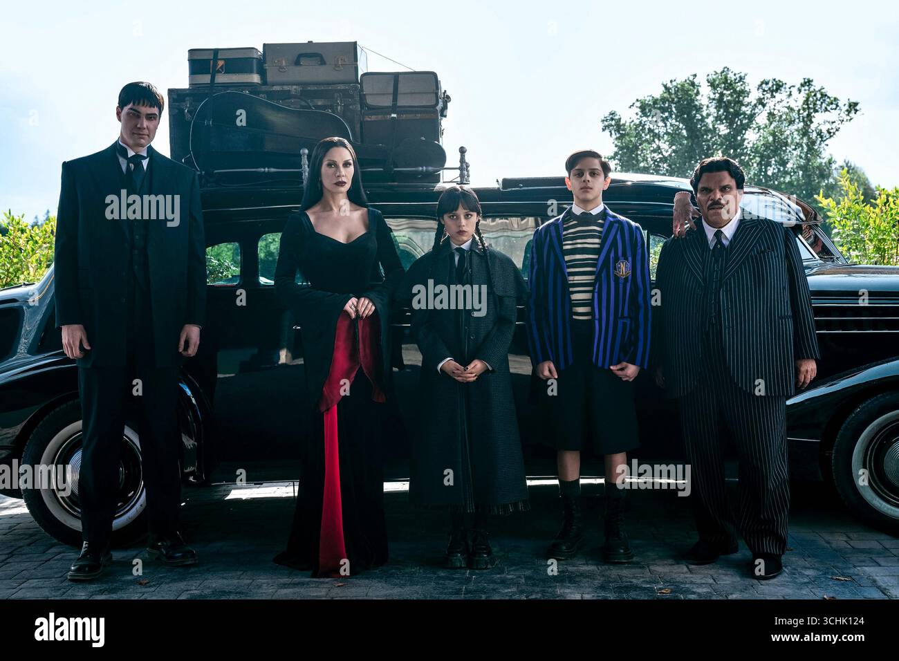Mercoledì (2022-) serie TV creata da Alfred Gough e Miles e con protagonisti Catherine Zeta-Jones, Luis Guzmán, Victor Dorobantu, Jenna Ortega, Joonas Suotamo, George Burcea e Isaac Ordonez. Dopo una pausa estiva produttiva, mercoledì torna a Nevermore come una celebrità del campus. Fotografia pubblicitaria della stagione 2 2025 episodio 1 "Wednesday's Child is Full of Woe" SOLO PER USO EDITORIALE. Credito: BFA / Helen Sloan / Netflix Foto Stock