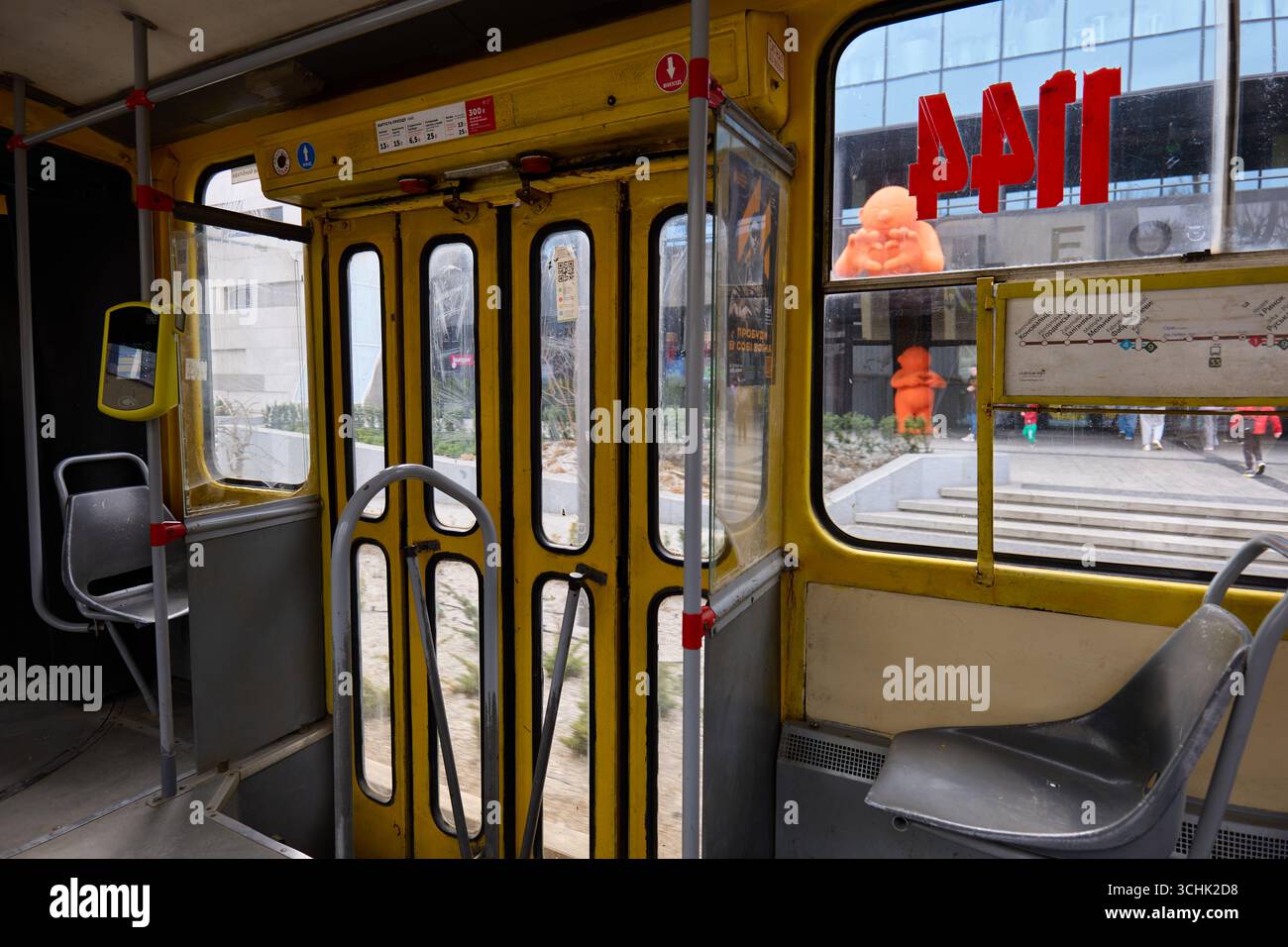 Leopoli, Ucraina – 23.03.2025: Tram alla stazione di Melnyka Street di fronte al centro di Leoland Foto Stock