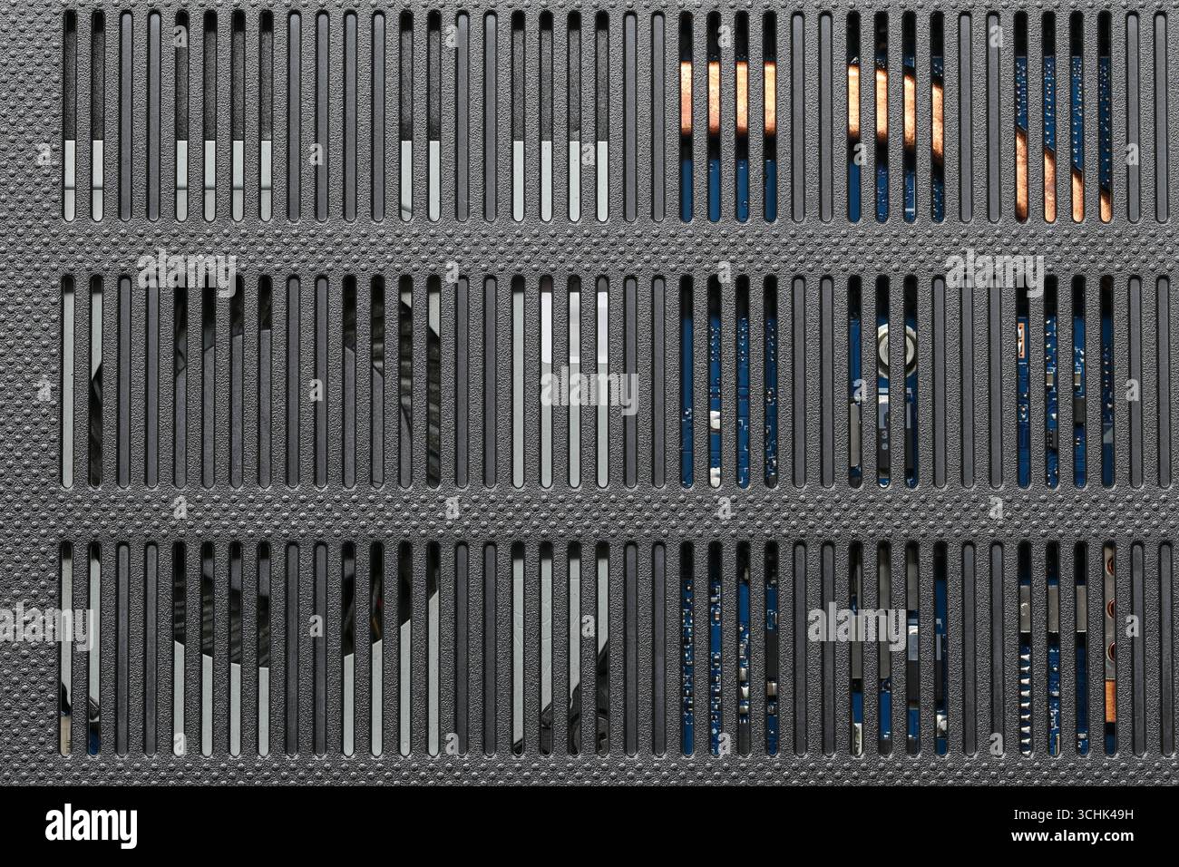Primo piano dettagliato di un componente del computer dotato di griglie verticali e circuiti complessi. L'immagine evidenzia la complessità e il design della modalità Foto Stock