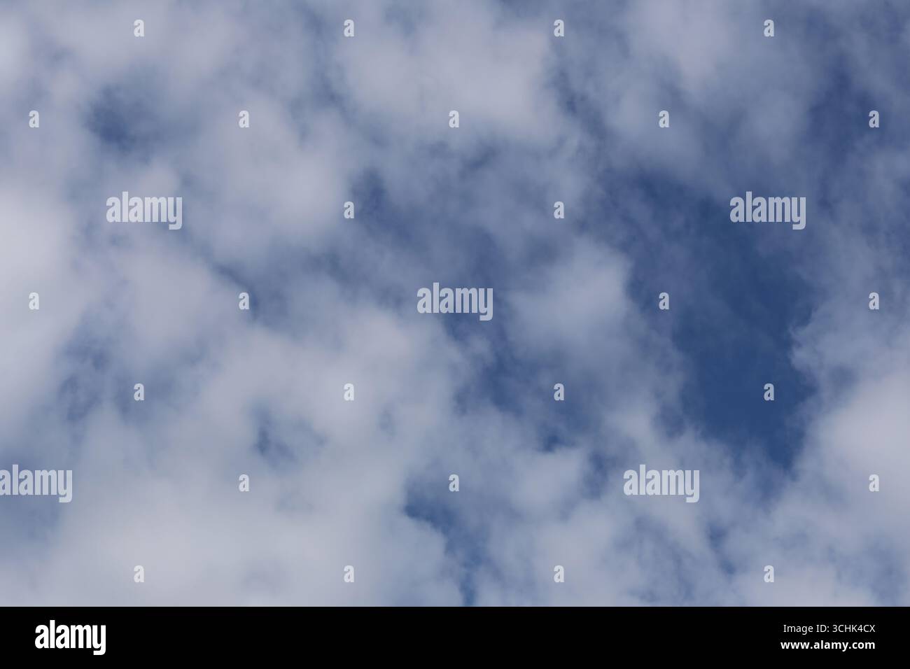Il cielo è bellissimo e pieno di morbide nuvole che creano un'atmosfera serena e tranquilla. Ideale per sfondi e scene naturali. Foto Stock