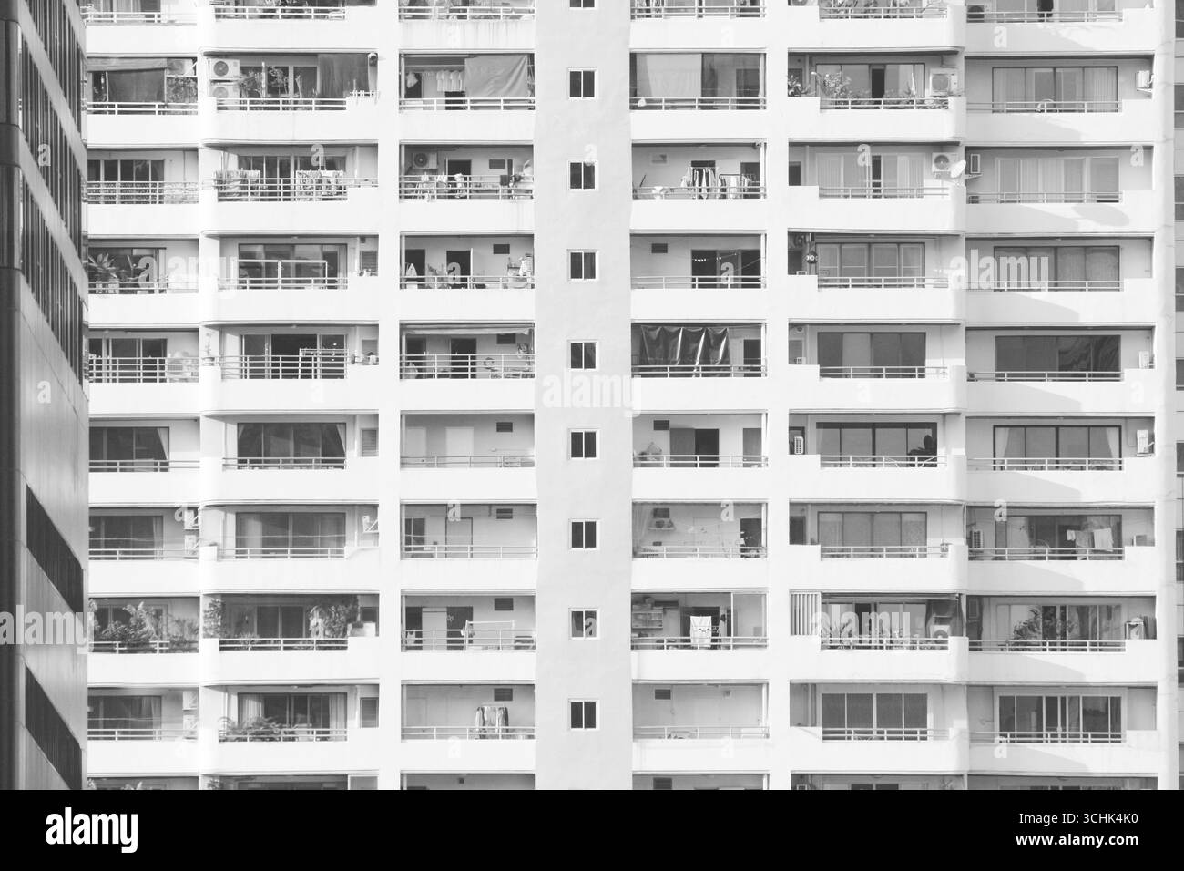 Alto sfondo dell'edificio, lato dell'edificio con finestre e porte per il design nel vostro concetto di sfondo di lavoro. Foto Stock