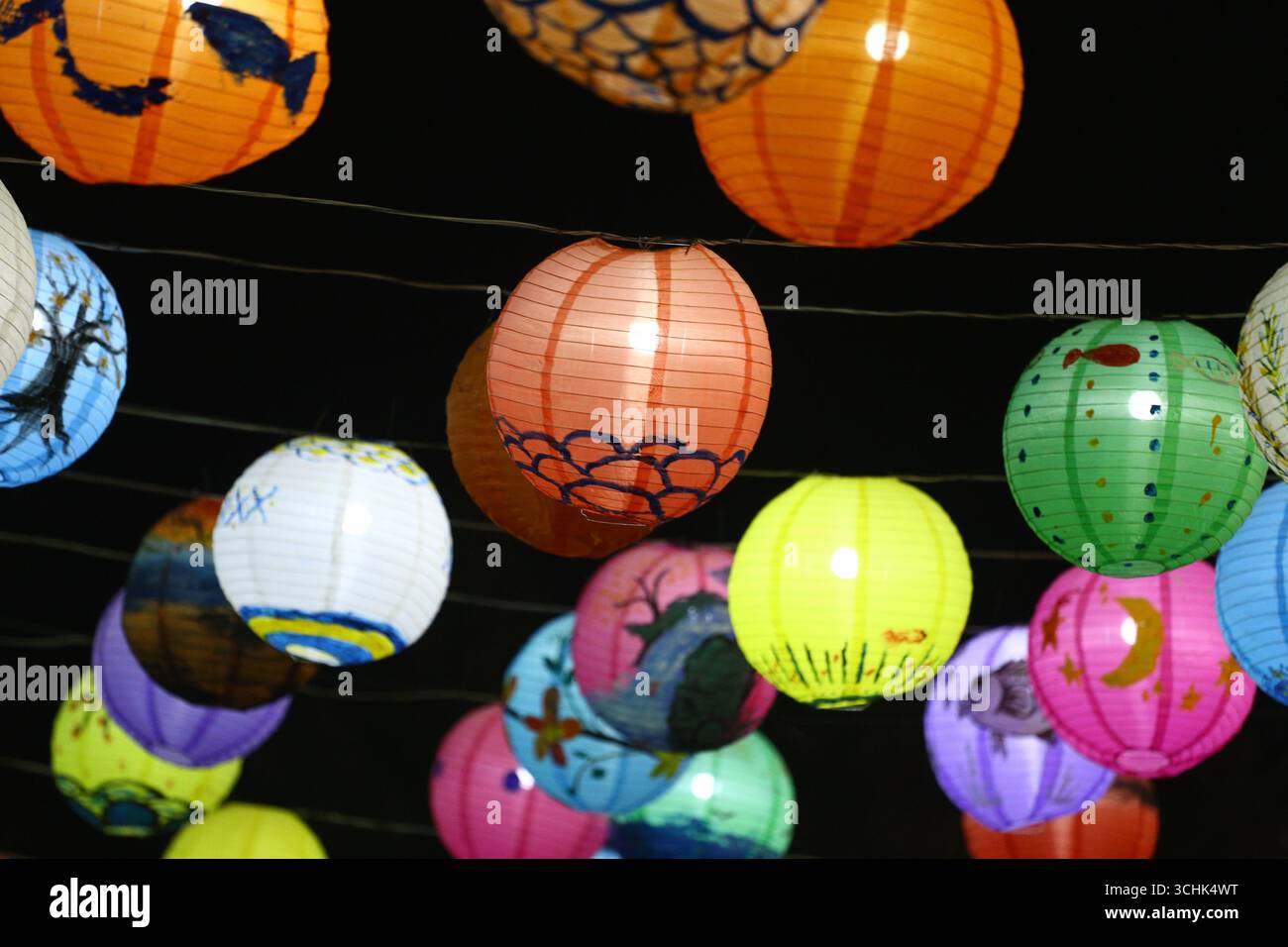 Lanterne di carta fatte a mano al Festival delle Lanterne di notte nella provincia di Khon Kaen, Thailandia. Foto Stock