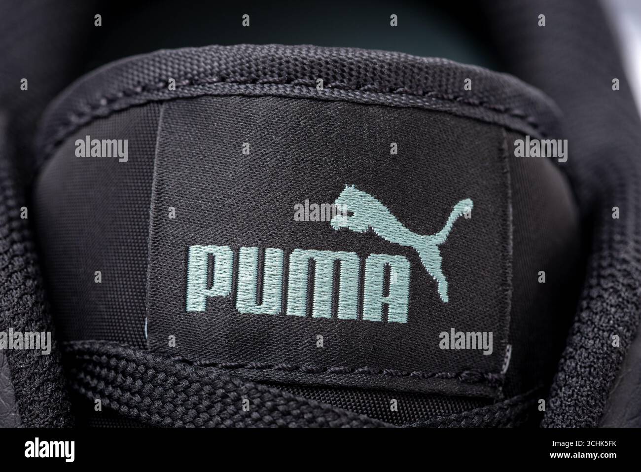 Obrenovac, Serbia - 18 luglio 2025: Primo piano del logo Puma verde pastello sulle sneakers nere. Foto Stock